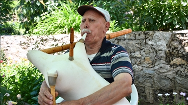 Gajdexhiu nga Maqedonia e Veriut, mban gjallë trashëgiminë kulturore duke i rënë gajdes për mbi gjysmë shekulli