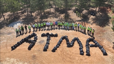Bilecik'te Kent Ormanı'nda 20 ton çöp toplandı 