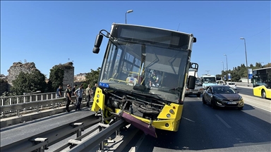 Fatih'te seyir halindeki İETT otobüsü çelik bariyerlerde asılı kaldı 