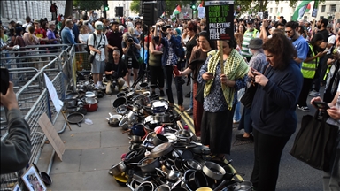 Vendosen tenxhere jashtë zyrës së kryeministrit britanik për të protestuar vrasjen përmes urisë të palestinezëve në Gaza
