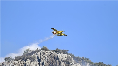 Antalya’nın Gazipaşa ve Alanya ilçeleri ile Muğla’nın Ortaca ilçesindeki orman yangınlarına müdahale ediliyor