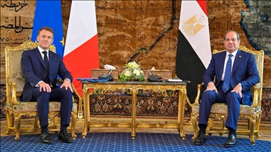السيسي يؤكد لماكرون استمرار جهود التوصل لوقف النار بغزة
