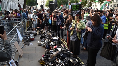 Gazze'yi açlığa mahkum eden İsrail, İngiltere'de tencere ve tavalarla protesto edildi