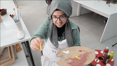 Ailesi ikna edilerek resim eğitimi verilen özel gereksinimli genç sergi açmaya hazırlanıyor