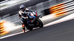 Toprak Razgatlıoğlu, Superbike Macaristan ayağının ilk yarışını kazandı