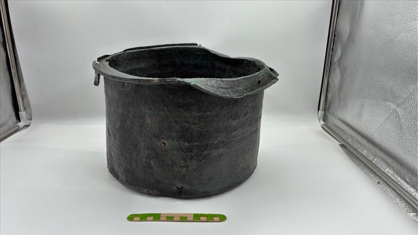 Pergamon Antik Kenti'nde yaklaşık 1400 yıllık bronz kazan günyüzüne çıkarıldı