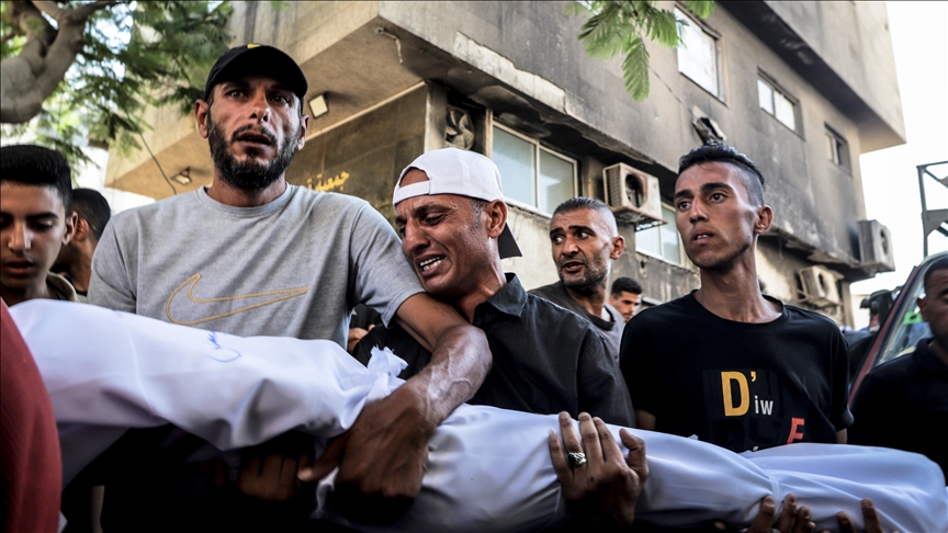 إسرائيل تقتل 22 فلسطينيا باستهداف نازحين ومنتظري مساعدات بغزة
