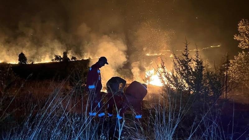 Në Shqipëri 21 vatra zjarri ende aktive, vazhdojnë operacionet për shuarjen e tyre