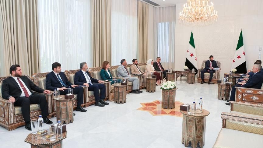 الرئيس السوري يتسلم النسخة النهائية من النظام الانتخابي لمجلس الشعب