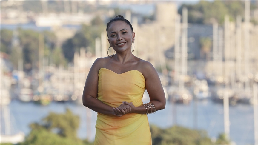 Ceylan öğretmen Anadolu'yu gezip insanlara opera sanatını ve türkü kültürünü aşılıyor