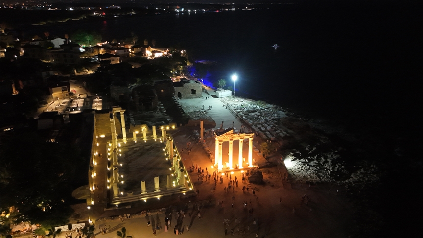Işıklandırılan Side Antik Kenti gece daha fazla turist çekiyor 