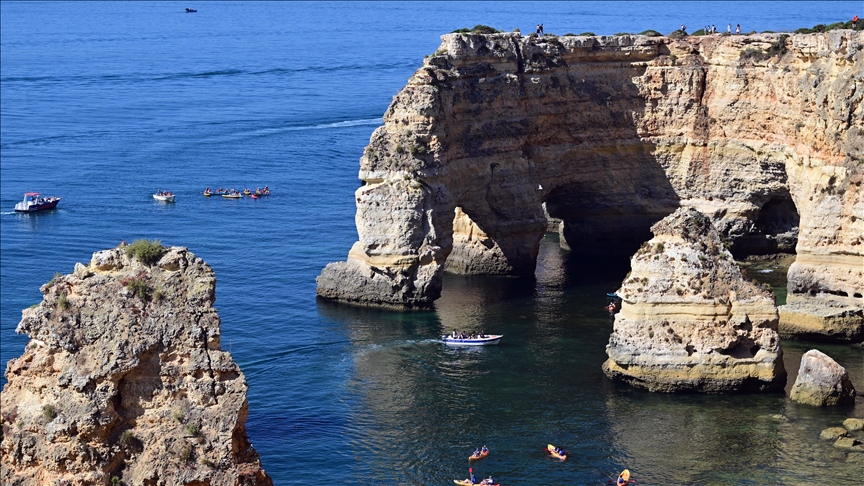 Plazhi Marinha i Portugalisë tërheq turistë me shkëmbinjtë mahnitës dhe ujërat e kristaltë