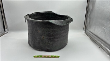 Pergamon Antik Kenti'nde yaklaşık 1400 yıllık bronz kazan günyüzüne çıkarıldı