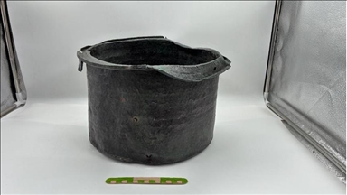 عمره 1400 عام.. العثور على قِدر برونزي أثري غربي تركيا