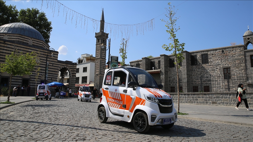 Diyarbakır'da "turizm polisi" rehberlik hizmetiyle turistlerle esnaf arasında köprü oldu