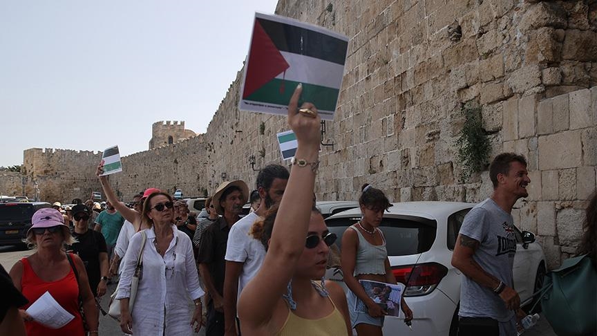 مظاهرة مؤيدة لفلسطين تستقبل سفينة سياح إسرائيليين في رودوس اليونانية