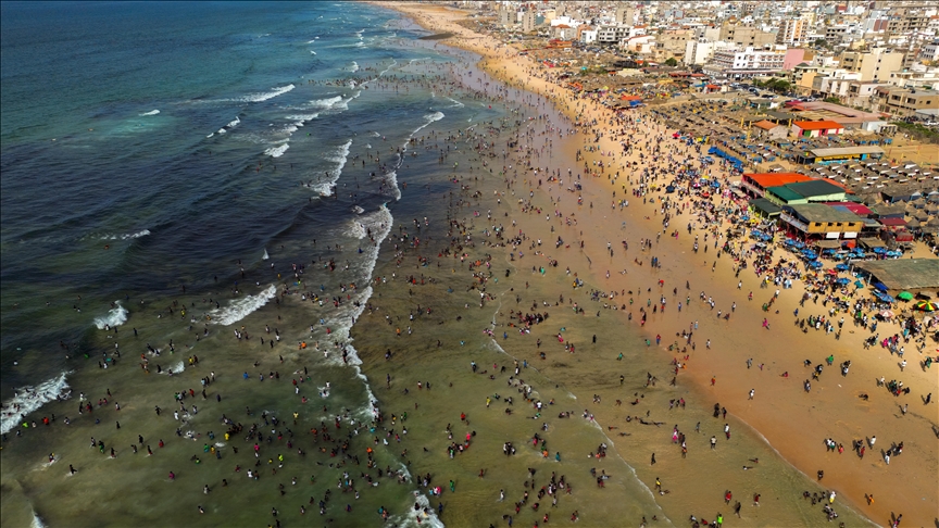Senegal, pushuesit në Dakar mbushin plazhet për t'u freskuar nga vapa
