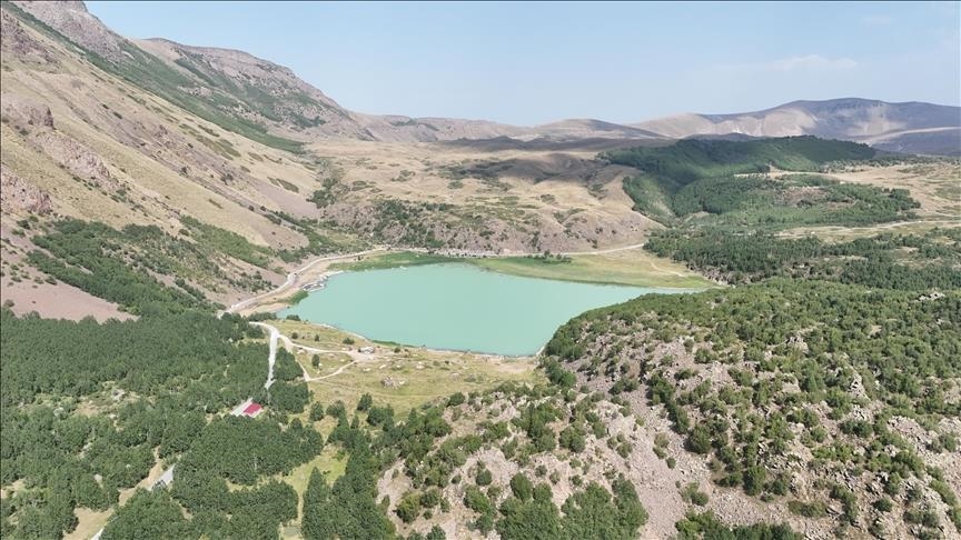 دریاچه دهانه آتشفشان نمرود ترکیه؛ مقصد محبوب گردشگران در تابستان