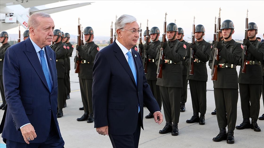 Cumhurbaşkanı Erdoğan, Kazakistan Cumhurbaşkanı Tokayev'i resmi törenle karşıladı