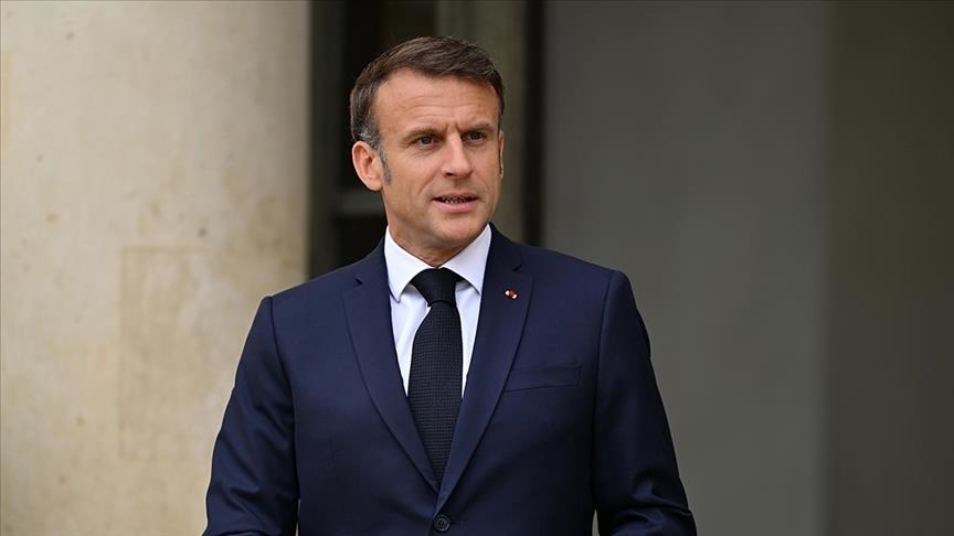 Macron félicite le Slovène Tadej Pogacar pour avoir remporté le Tour de France