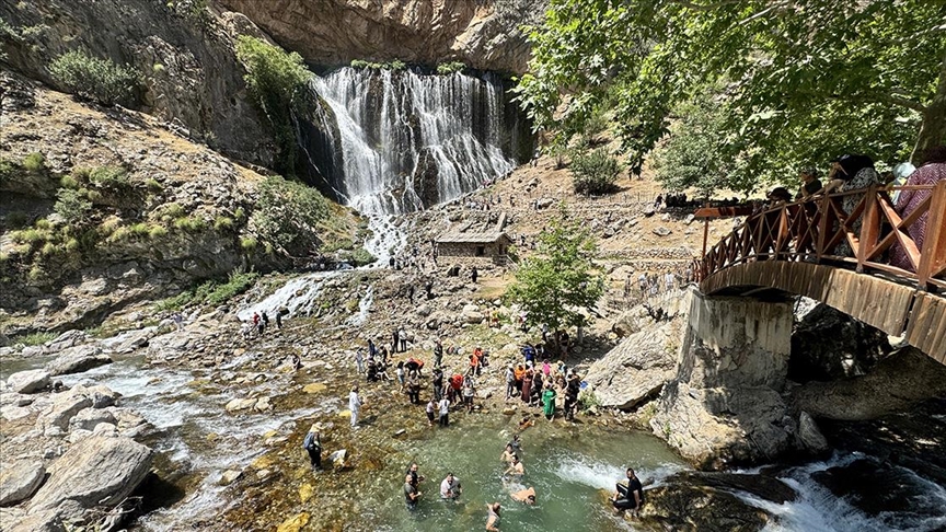 Kar ve buzullardan beslenen Kapuzbaşı Şelaleleri, sıcaktan kaçanları ağırlıyor