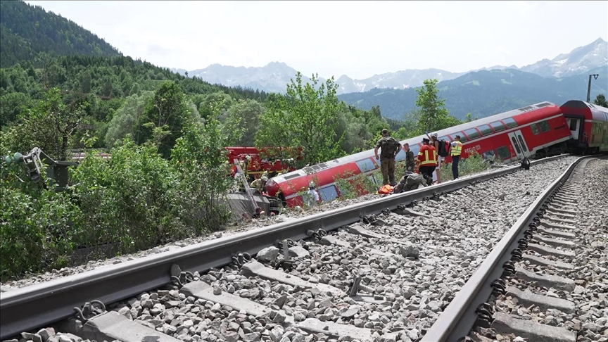 Almanya’da yolcu treninin raydan çıkmasının nedeninin toprak kayması olabileceği belirtildi