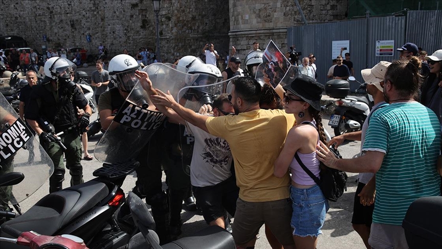 Filistin destekçisi eylemciler, Rodos'ta İsraillileri taşıyan gemiyi protesto ile karşıladı