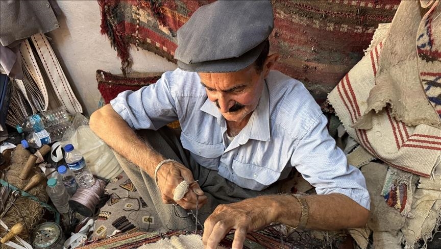 Bi hacetên ji bav û kalê wî mane ji 50 salî zêdetir e kurtan û palanan çêdike