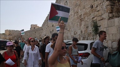 مظاهرة مؤيدة لفلسطين تستقبل سفينة سياح إسرائيليين في رودوس اليونانية