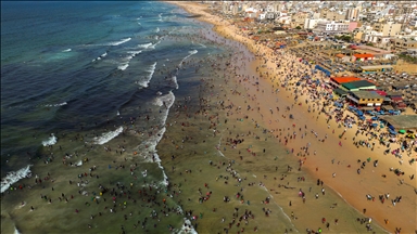 Senegal, pushuesit në Dakar mbushin plazhet për t'u freskuar nga vapa