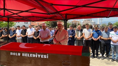 Bursa'daki orman yangınını söndürme çalışmaları sırasında kazada hayatını kaybeden gönüllü Bolu'da defnedildi
