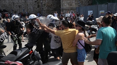 Pritet me protestë anija turistike izraelite në Rodos të Greqisë, policia arreston pjesëmarrës