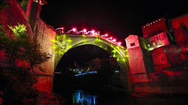 Mostar: Bakljadom zatvoreni ovogodišnji skokovi sa Starog mosta