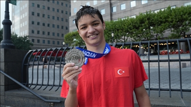 Sportisti i ri turk përfundon me sukses garën e notit "20 Ura" në New York