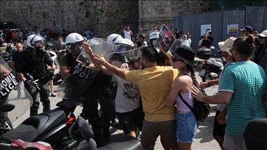Filistin destekçisi eylemciler, Rodos'ta İsraillileri taşıyan gemiyi protesto ile karşıladı