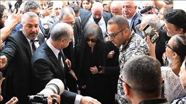  فيروز تلقي النظرة الأخيرة على نجلها زياد الرحباني