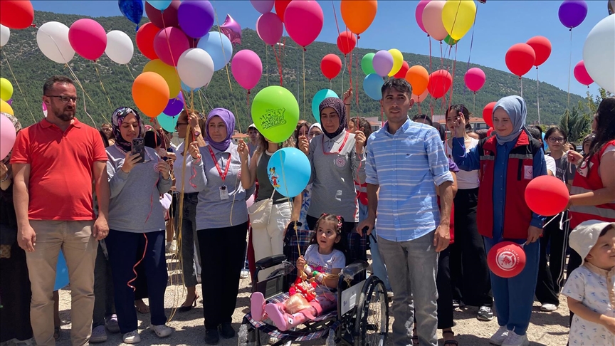 Burdur'da 5 yaşındaki yağmur için gökyüzüne balonlar bırakıldı