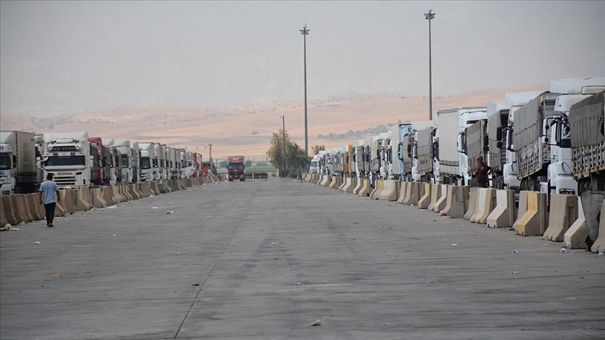 Kavurucu sıcaklar Habur Sınır Kapısı'ndan Irak'a yük taşıyan tır şoförlerini de olumsuz etkiliyor