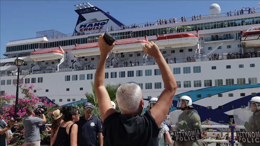 Pro-Palestinian demonstrators protest arrival of Israeli cruise ship to Crete’s Agios Nicholaos Port