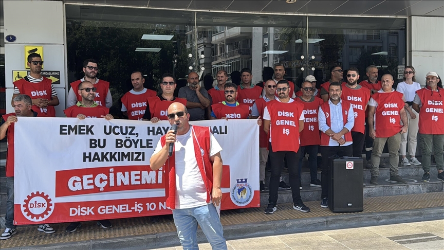 İzmir'de Karşıyaka Belediyesi işçileri maaşlarını alamadıkları gerekçesiyle eylem yaptı