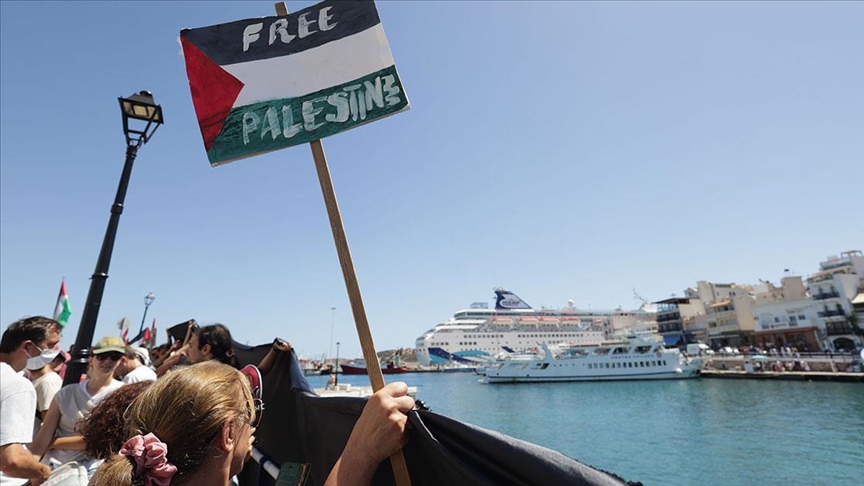 Girit'e gelen İsrailli turistler, İsrail saldırılarının protesto edildiği eylemle karşılandı