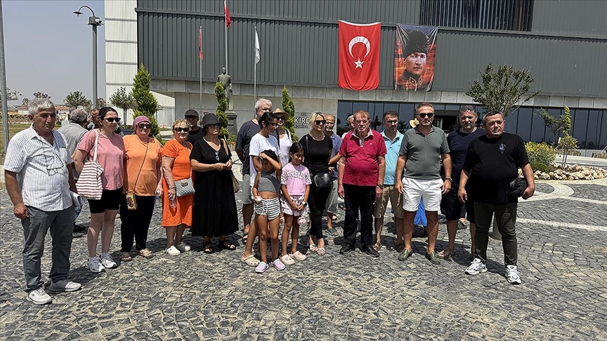 Tekirdağ'da su sorunu yaşayan vatandaşlar Büyükşehir Belediyesi önünde eylem yaptı