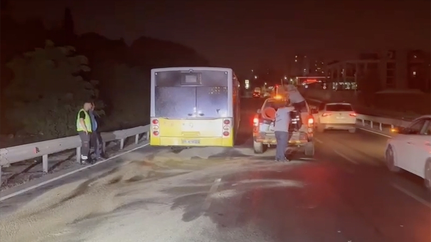 Küçükçekmece'de arızalanan İETT otobüsüne müdahale eden işçilere otomobilin çarpması sonucu 5 kişi yaralandı
