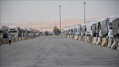 Kavurucu sıcaklar Habur Sınır Kapısı'ndan Irak'a yük taşıyan tır şoförlerini de olumsuz etkiliyor