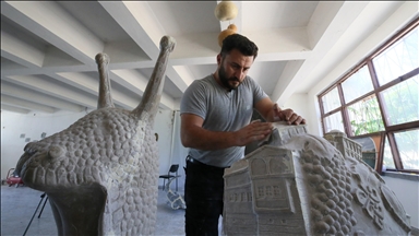 Atasının taş ustalığı mirasını heykeltıraşlığa dönüştürdü