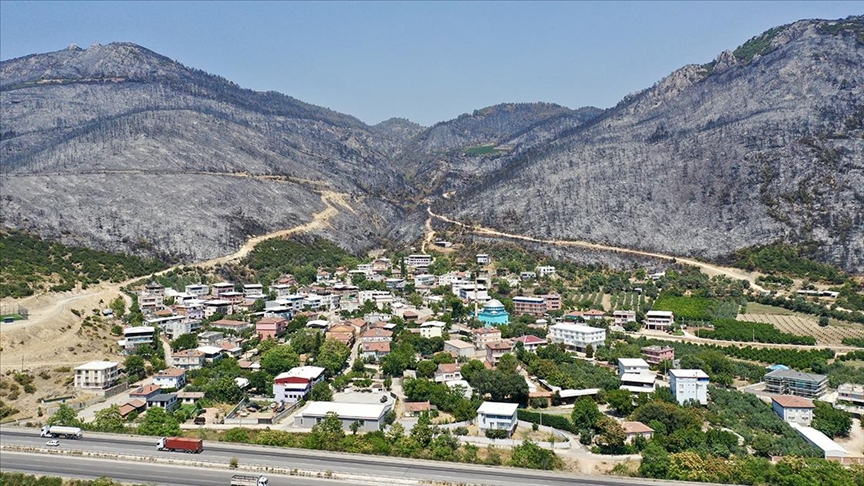 Orman yangınında alevlere metreler kala kurtulan mahalle sakinleri yaşadıklarını unutamıyor