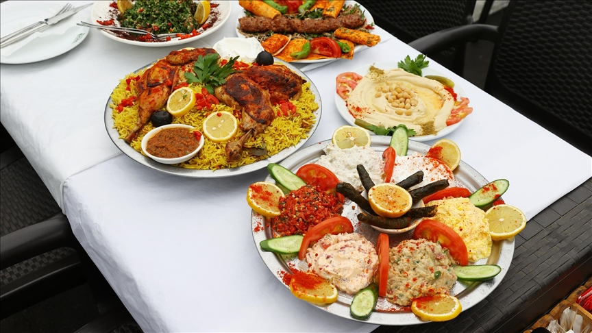 بأحضان الطبيعة.. مأكولات عربية تزين قوائم المطاعم في ريزة التركية (تقرير)