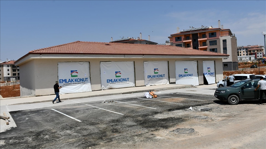 Adıyaman'da yapımı tamamlanan 48 ticarethanenin hak sahiplerine dağıtımı başladı