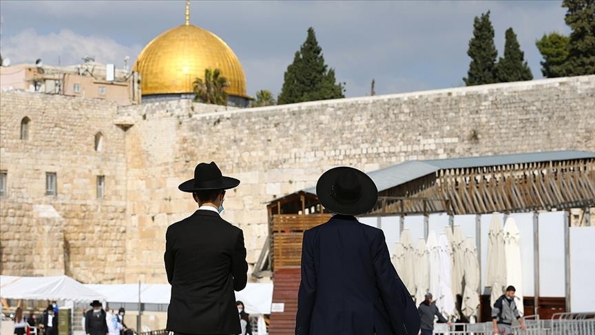 Izraelitët që uzurpojnë tokat palestineze bastisin xhaminë Al-Aksa