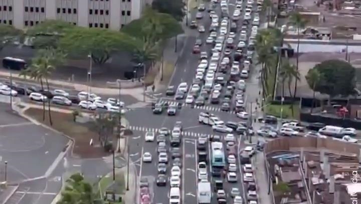 Tërmeti në Rusi: Mijëra njerëz në Hawaii shkojnë drejt zonave më të larta pas paralajmërimeve për cunami